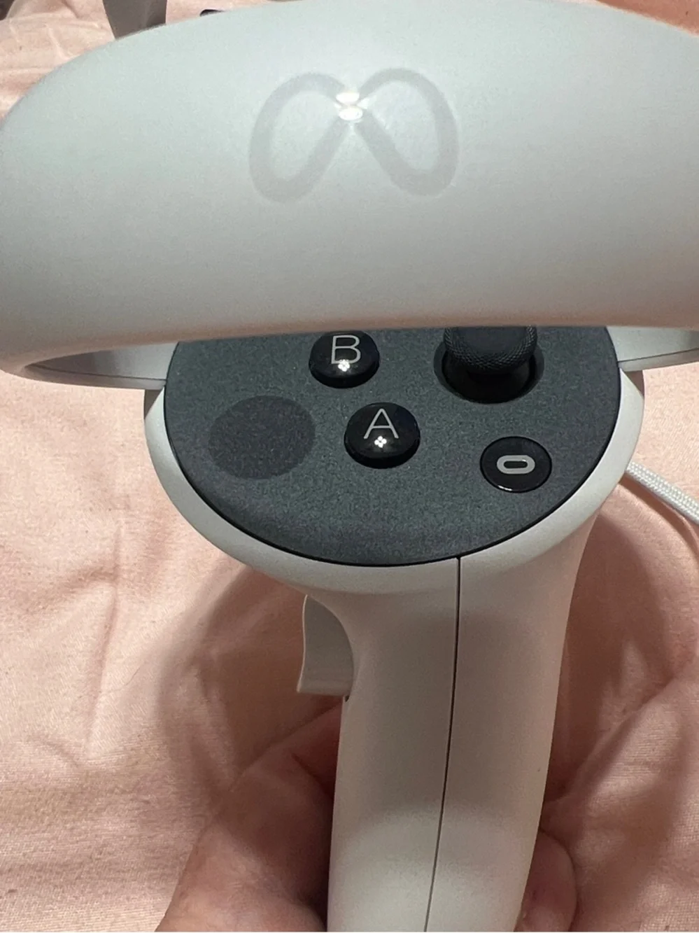 Standalone White VR Headset with Matching White Motion Controllers..Very Good